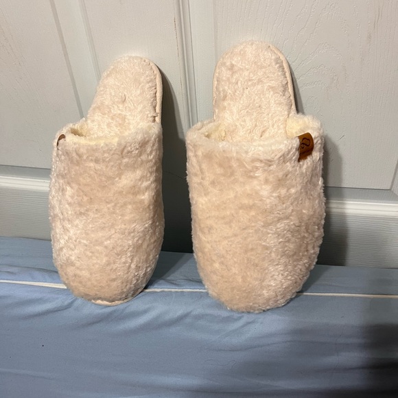 EverFoams Women's Cozy Soft Fuzzy Slippers NWOT - Picture 2 of 8